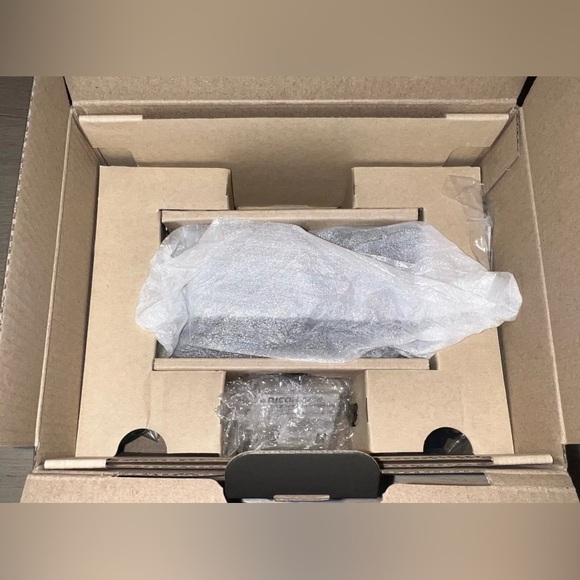 Ricoh GR IIIx W40MM F2.8 Digital Camera Black 15286 - BRAND NEW - Picture 4 of 5